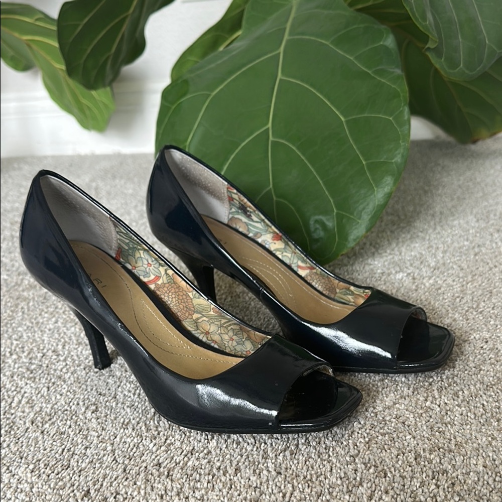 Elegant Tahari Navy blue Peep-Toe Heels